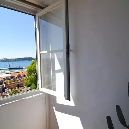 Santos In With River View Homestay