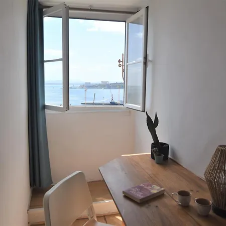 Santos In With River View Homestay *