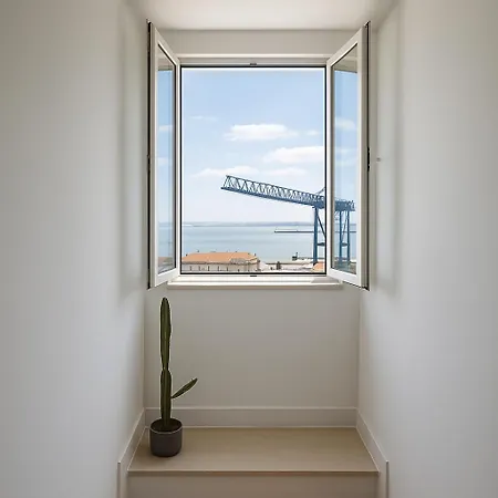 Santos In With River View 리스본